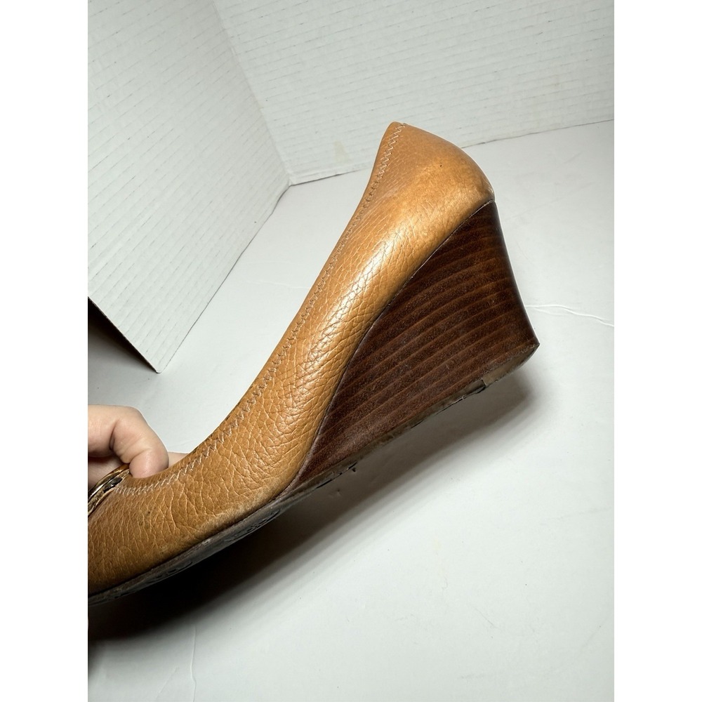 Tory Burch Sally 2 Peep Toe Wedge Heels Tan Leather Gold Logo Women's Sz 7.5 - Picture 7 of 16